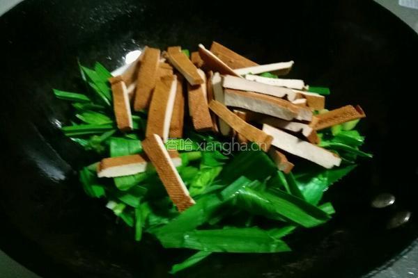 青蒜炒熏干的做法图解7