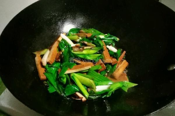青蒜炒熏干的做法图解8