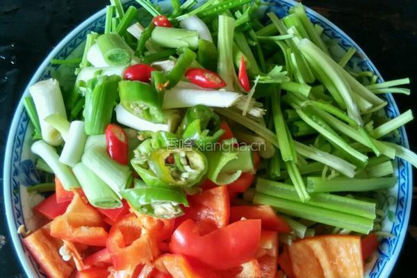 芹菜炒牛肉的做法图解1