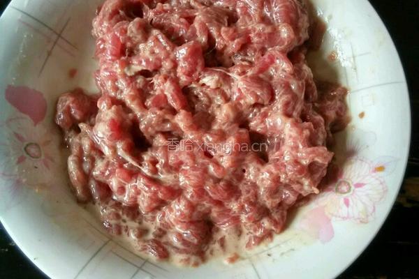 芹菜炒牛肉的做法图解2
