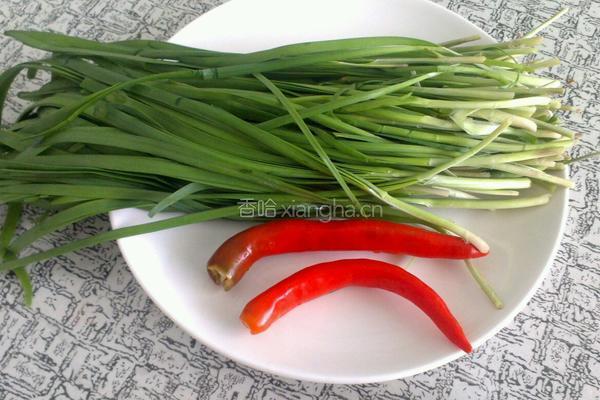 核桃仁炒韭菜的做法图解1