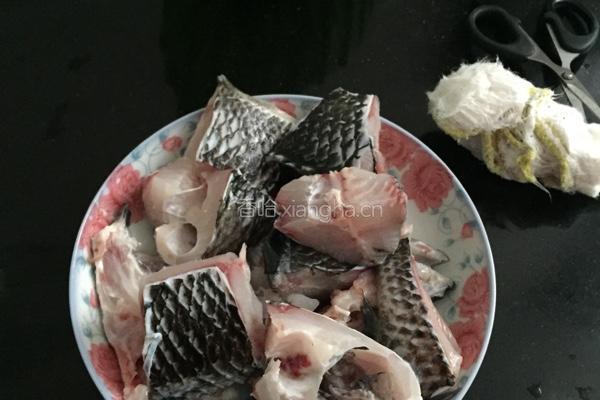 酸辣红烧鱼的做法图解1