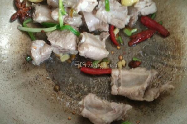  排骨红蘑炖土豆干的做法图解8
