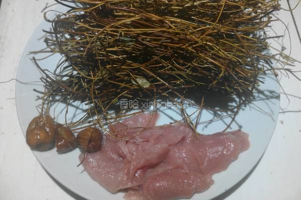 鸡骨草瘦肉汤的做法图解2
