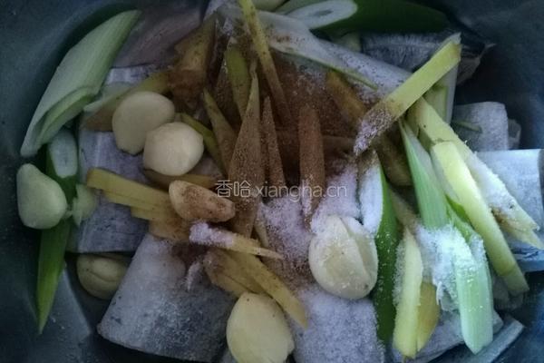 香酥炸带鱼的做法图解3