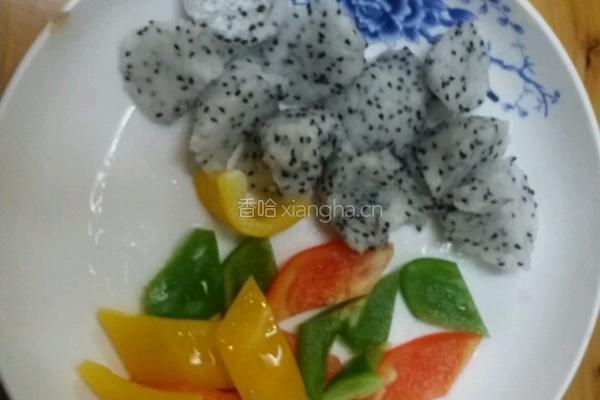 火龙果黑椒牛肉丁的做法图解2