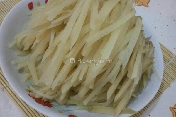 鲫鱼烧咸菜头的做法图解2