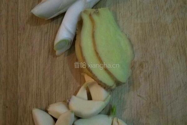 鲫鱼烧咸菜头的做法图解3