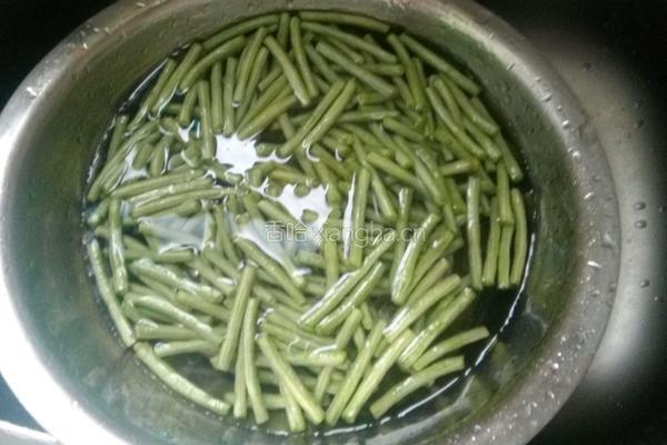 缸豆烧肉的做法图解1