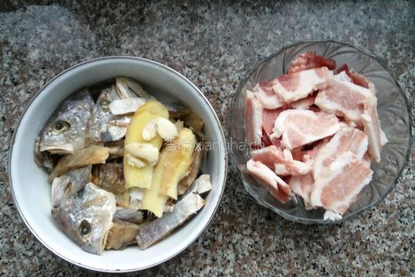 五花肉烧咸鱼的做法图解2