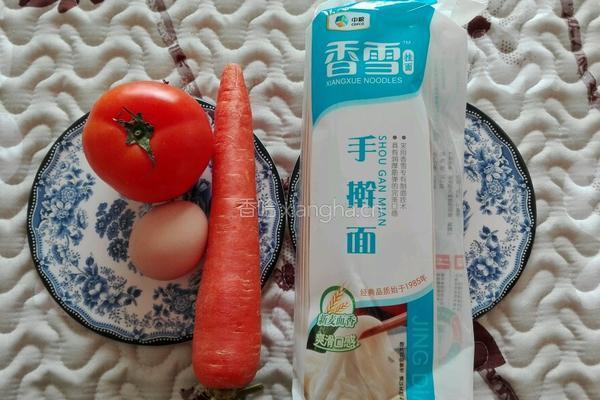 胡萝卜蛋炒面的做法图解1