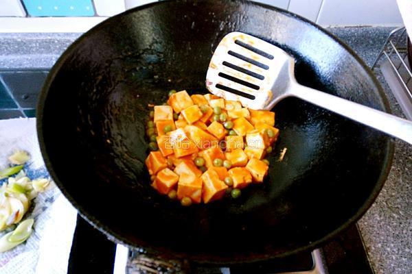 番茄豌豆烧豆腐的做法图解6