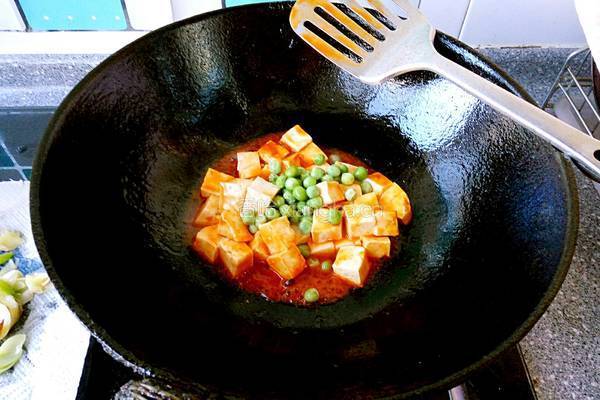番茄豌豆烧豆腐的做法图解5