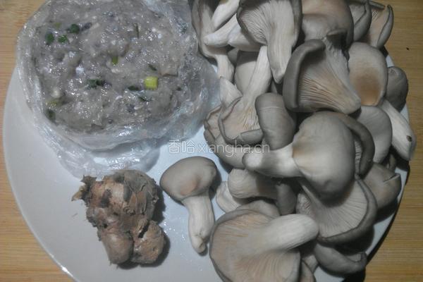 鲮鱼丸平菇汤的做法图解1