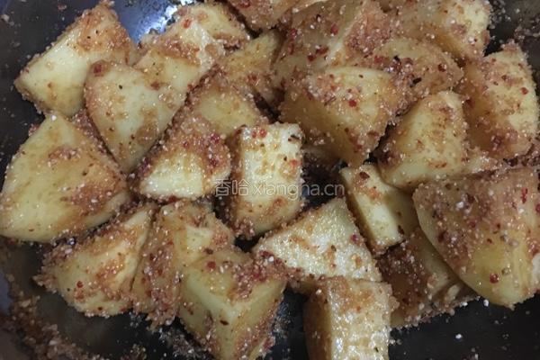土豆粉蒸肉的做法图解2