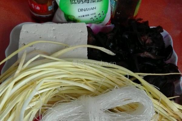 豆腐粉丝木耳蒜黄水饺的做法图解1
