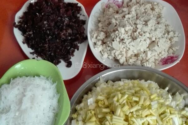 豆腐粉丝木耳蒜黄水饺的做法图解4