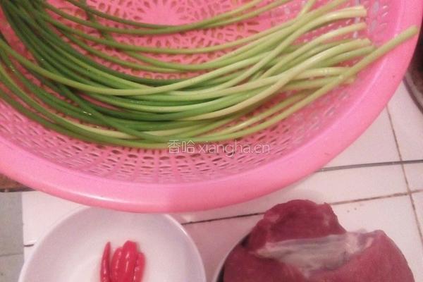 蒜薹炒肉的做法图解1
