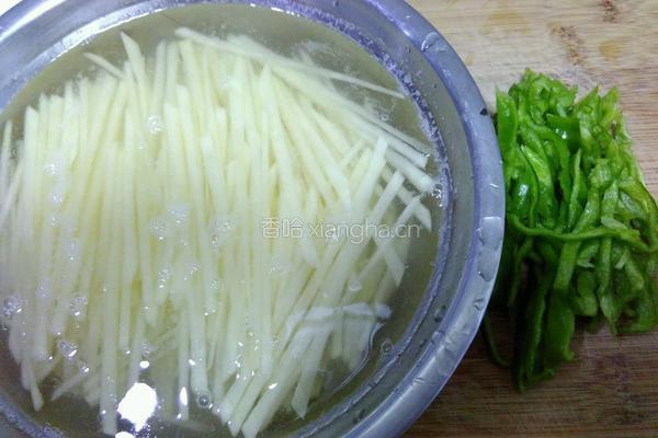 青椒土豆丝的做法图解1