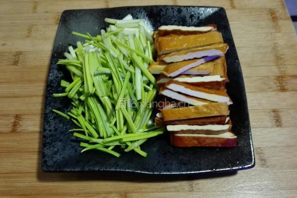 蒜苗炒香干的做法图解1