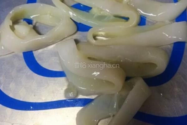 炸鱿鱼圈的做法图解2