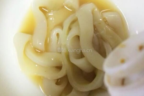 炸鱿鱼圈的做法图解3