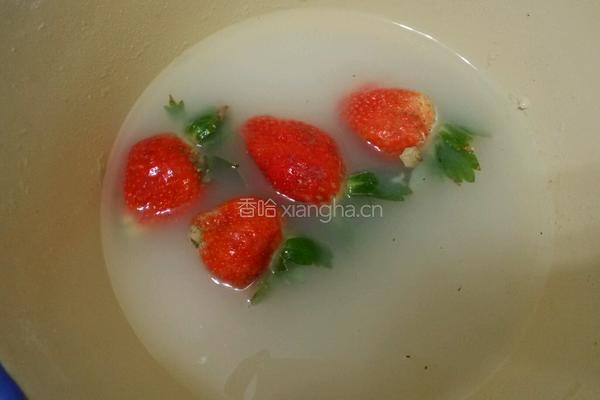 菠萝色拉酱草莓甜点的做法图解2