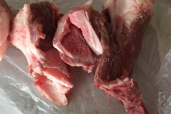 大骨头炖豆角的做法图解1