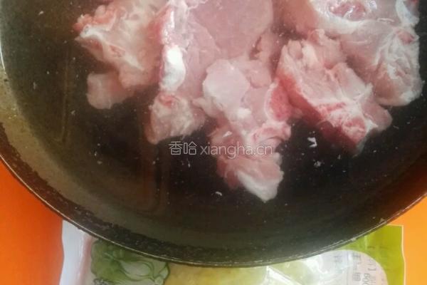 东北酸菜炖脊骨、粉条的做法图解1