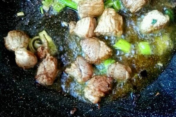 东北酸菜炖脊骨、粉条的做法图解2