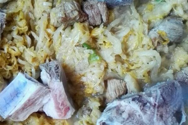 东北酸菜炖脊骨、粉条的做法图解3