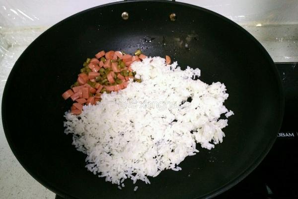 黄瓜火腿炒饭的做法图解4