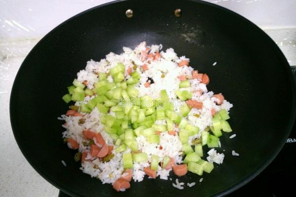 黄瓜火腿炒饭的做法图解5