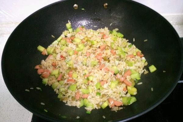 黄瓜火腿炒饭的做法图解7