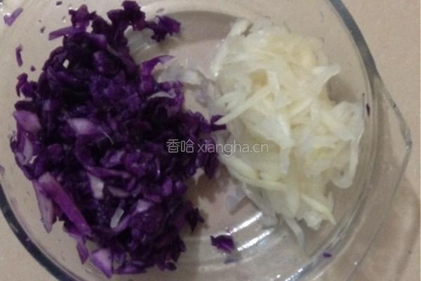紫甘蓝拌萝卜丝的做法图解3