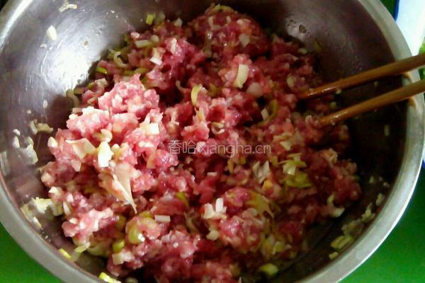 猪肉芹菜饺子的做法图解2