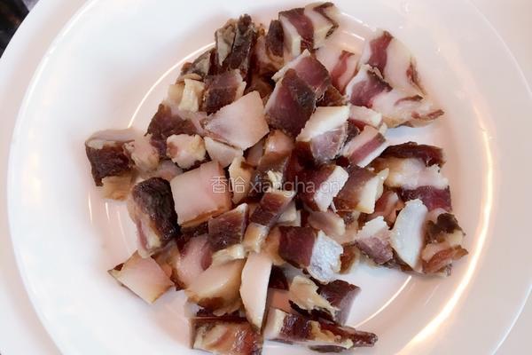 豆角炒腊肉的做法图解1