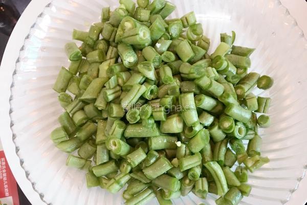 豆角炒腊肉的做法图解2