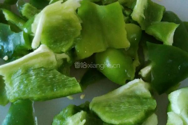 青椒炒红肠的做法图解1