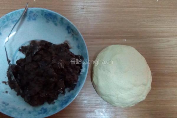 粘玉米面豆沙饼的做法图解1