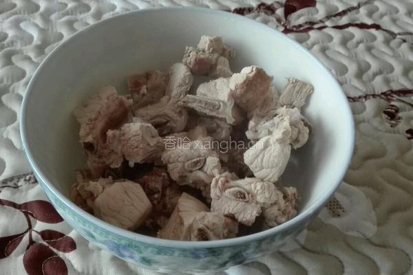 胡萝卜玉米排骨砂锅的做法图解5