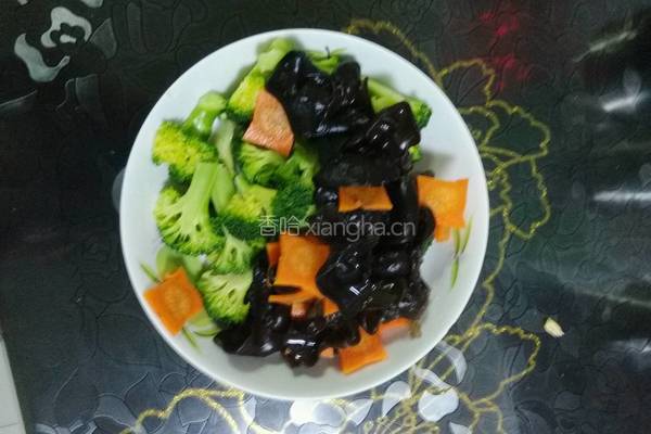 鸡蛋牛肉西兰花木耳的做法图解3