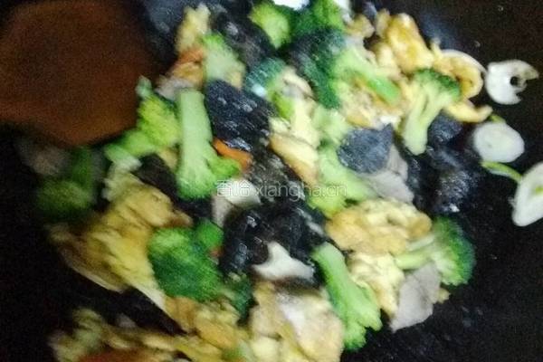 鸡蛋牛肉西兰花木耳的做法图解7