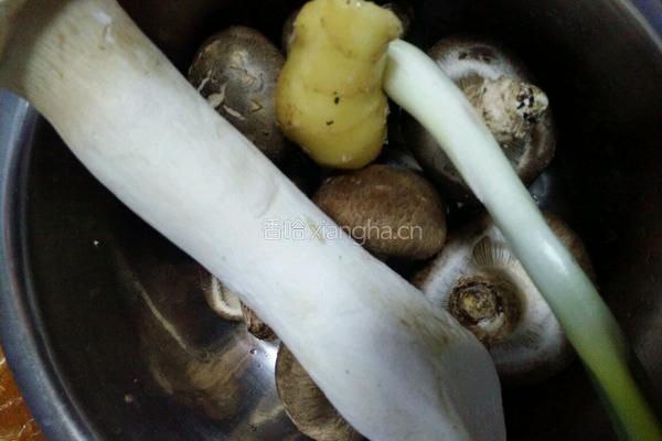 香菇鸡腿汤的做法图解4