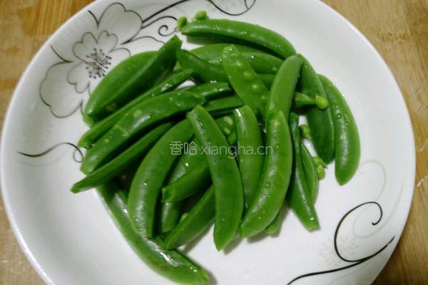 甜蜜豆炒肉的做法图解2
