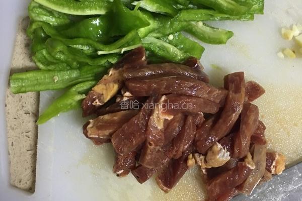 尖椒牛肉的做法图解1