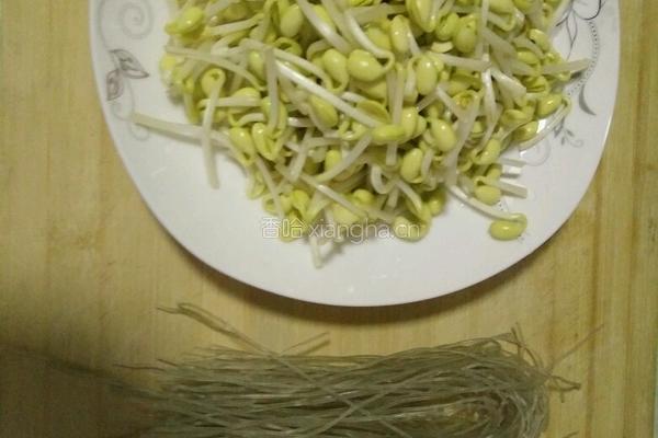 黄豆芽焖粉条的做法图解1