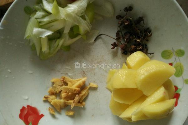 蘑菇小炒肉的做法图解2
