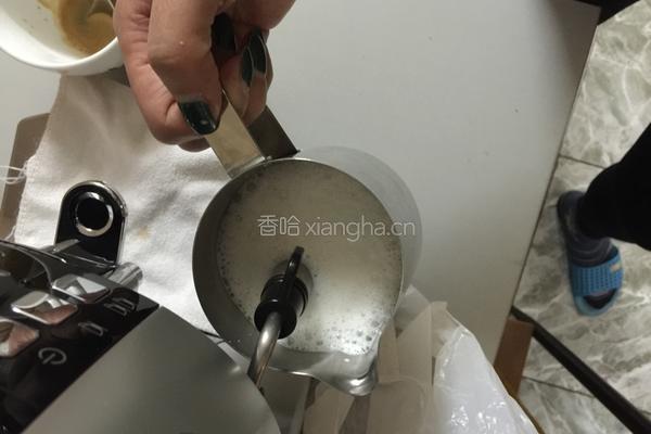 卡布奇诺咖啡的做法图解3