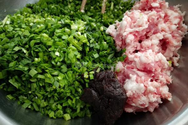 猪肉韭菜馅饼的做法图解2